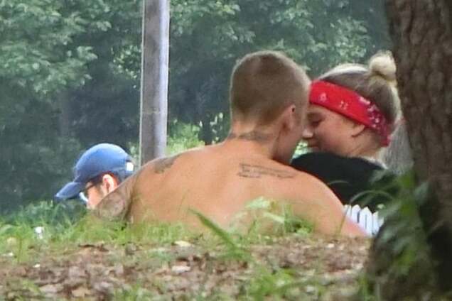 Полуобнаженный Джастин Бибер целовался с новой девушкой в парке в Токио