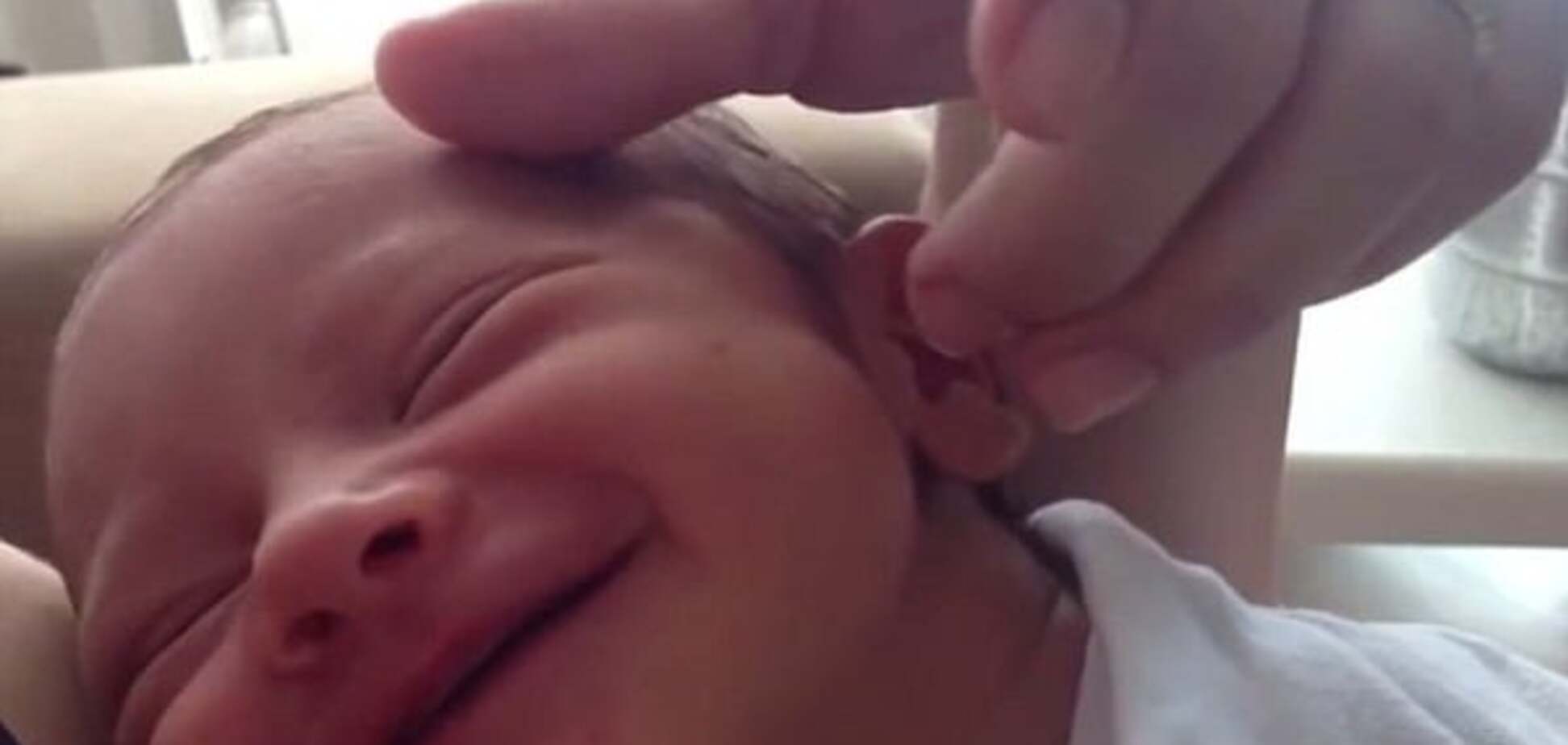 Улыбающийся младенец