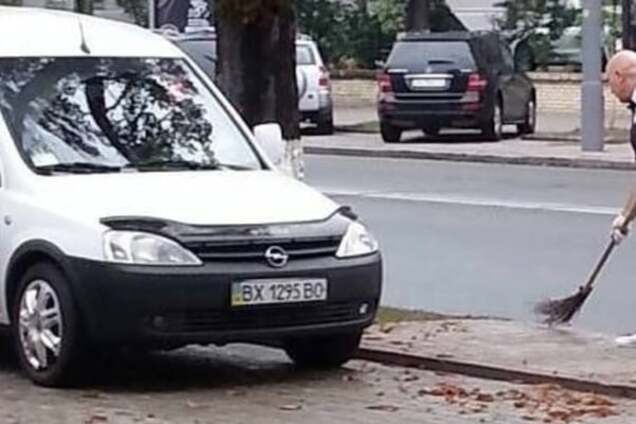 Дворник-джентльмен сменил место работы в столице. Фото
