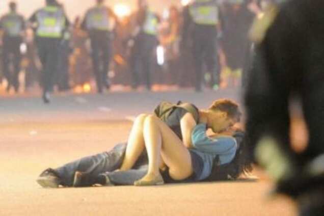 пара целуется война