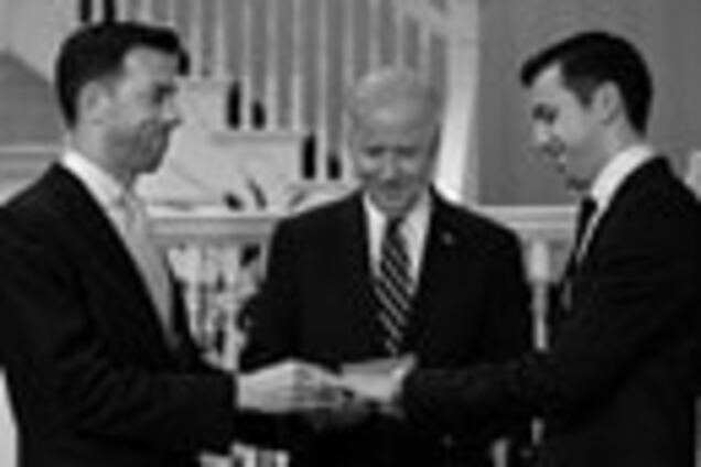 Джо Байден поженил однополую пару из Белого дома