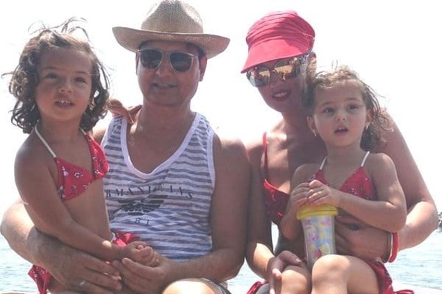 Камалия с мужем и дочерьми