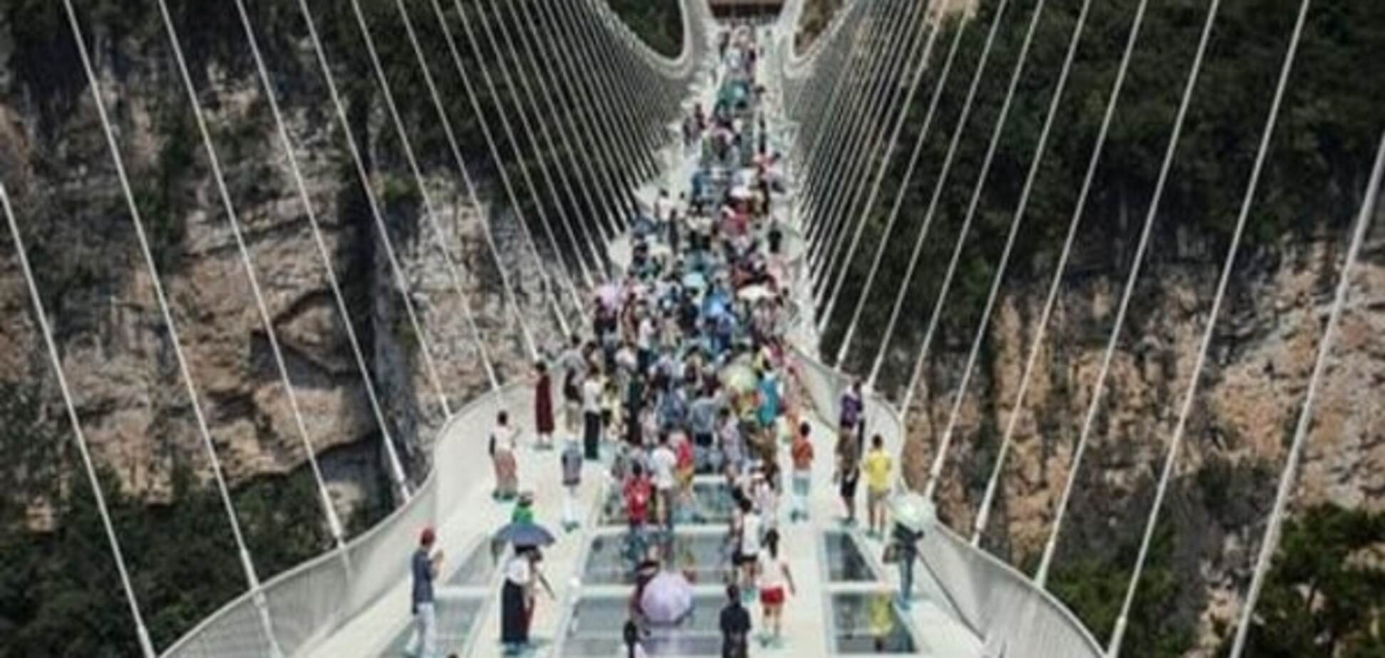 У Китаї відкрили найдовший у світі міст зі скляним дном