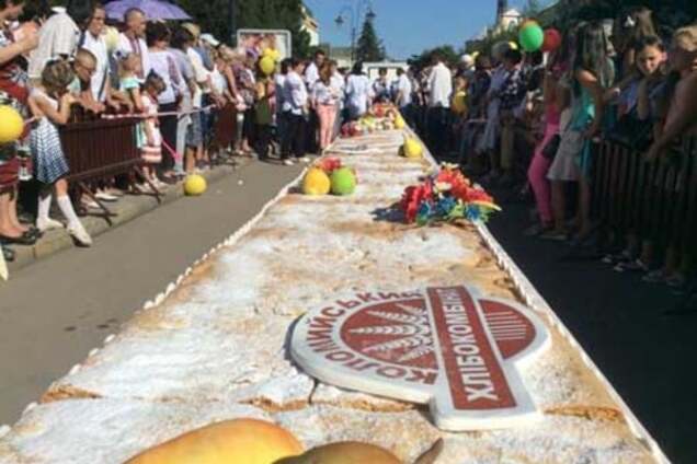 самый большой в Украине яблочный пирог