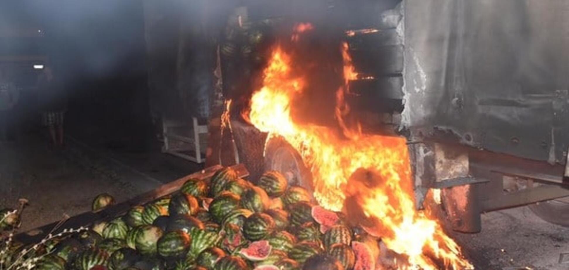 'Так и врага победим': под Херсоном горящую фуру тушили арбузами. Опубликованы фото