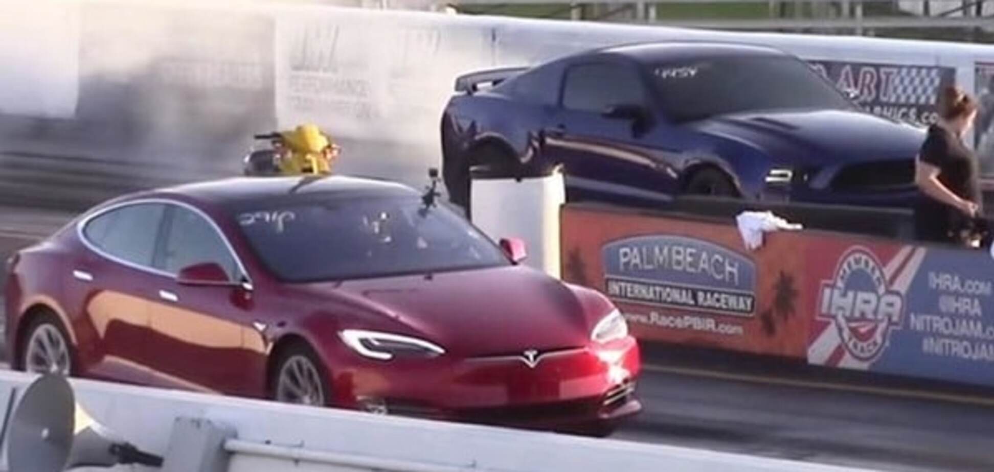Tesla Model S P90D 'уделал' в скорости Сorvette Z06, Сamaro и Mustang: видеофакт