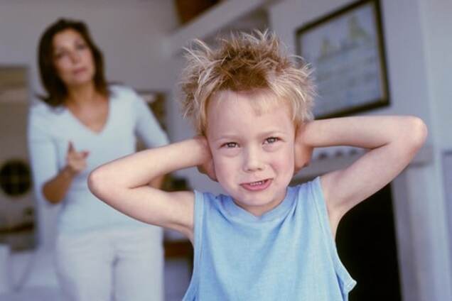 Ребенок закрыл уши