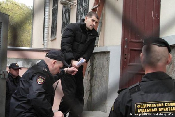 Політв'язень Костенко: рука повністю неробоча, пальці ледве рухаються
