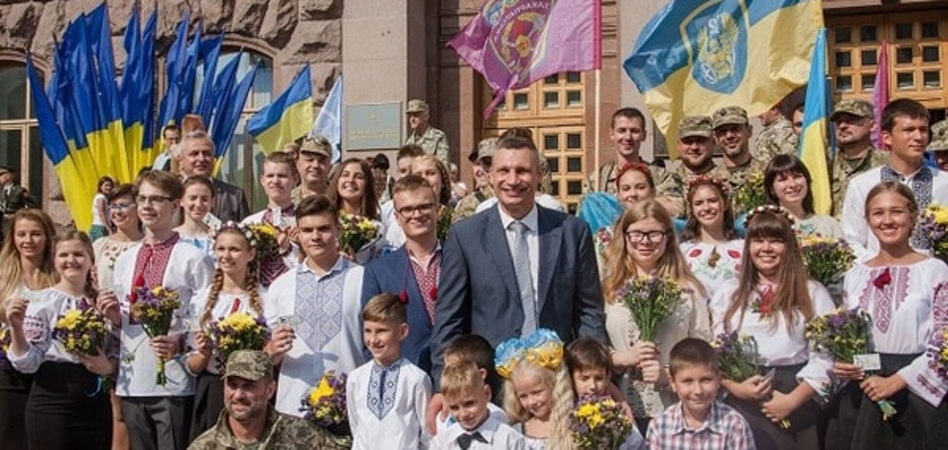 Кличко взяв участь у церемонії підняття прапора України біля приміщення КМДА 