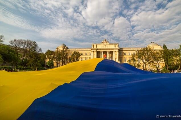 Розгортання найбільшого прапора України