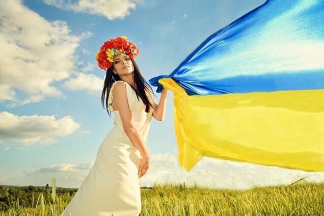 Девушка с флагом Украины