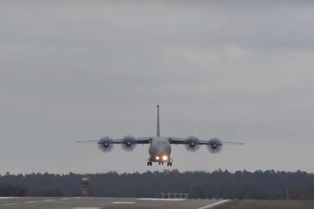Ан-70 заходит на посадку