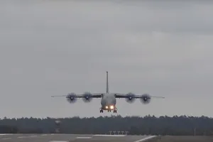 Ан-70 заходить на посадку