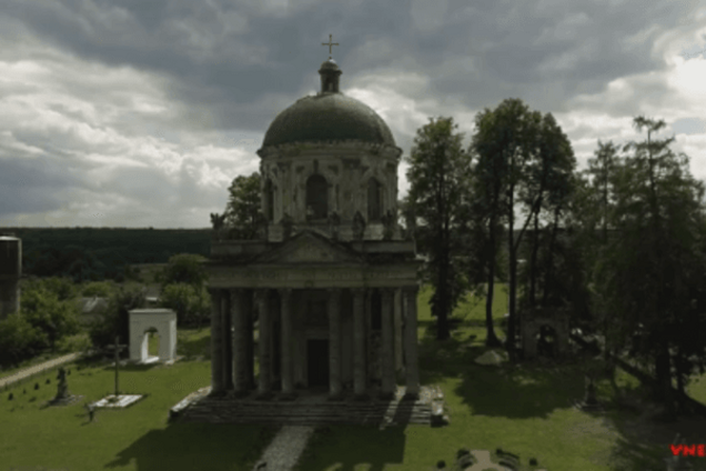 Храм 18 века умирает: дрон заснял плачевное состояние исторической жемчужины Львовщины. Видеофакт