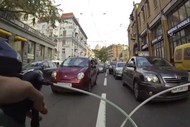 Баран на встречке: в соцсети раскритиковали киевского велосипедиста-экстремала