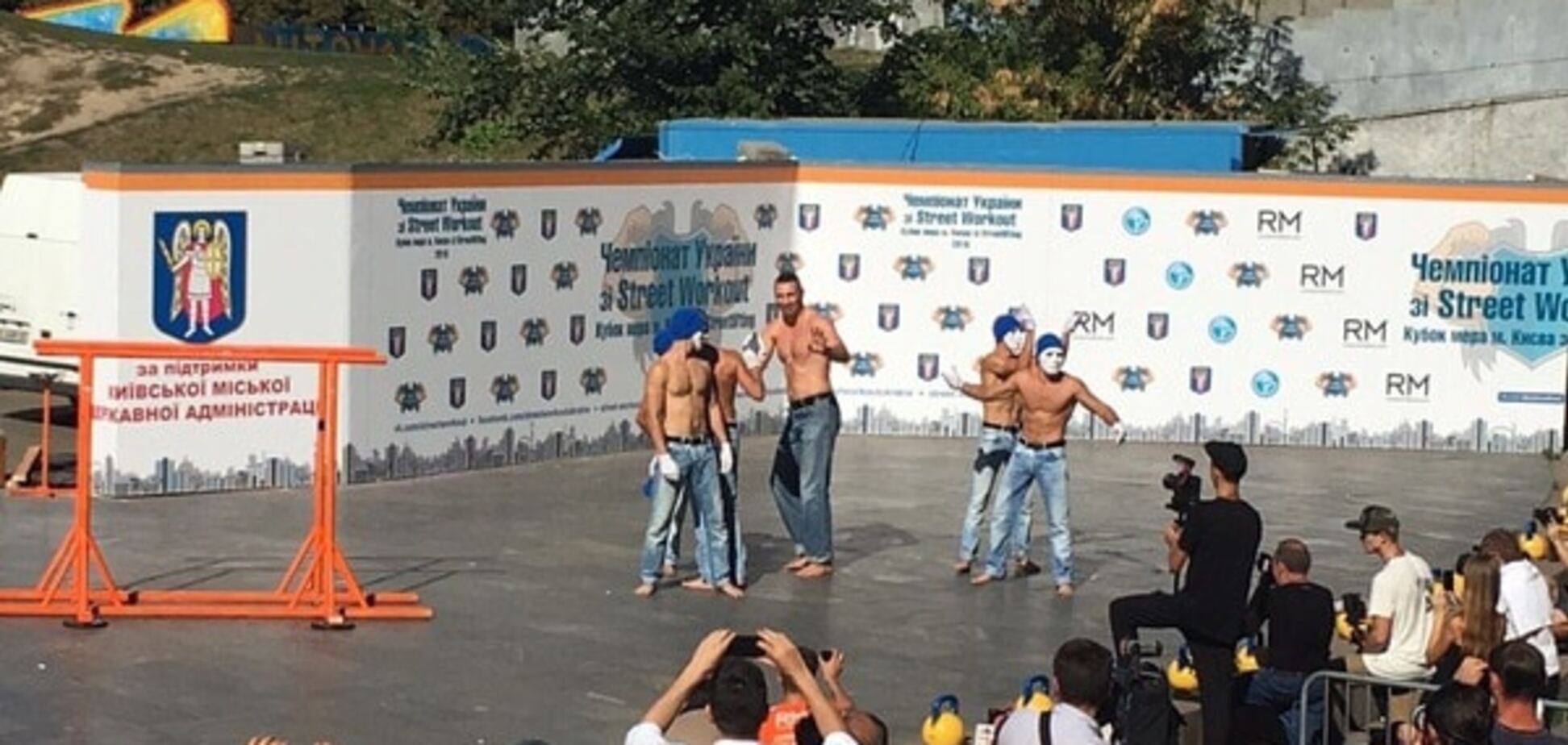 В маске и полуобнаженный: Кличко похвастался фигурой на чемпионате по Street Workout в Киеве. Опубликованы фото