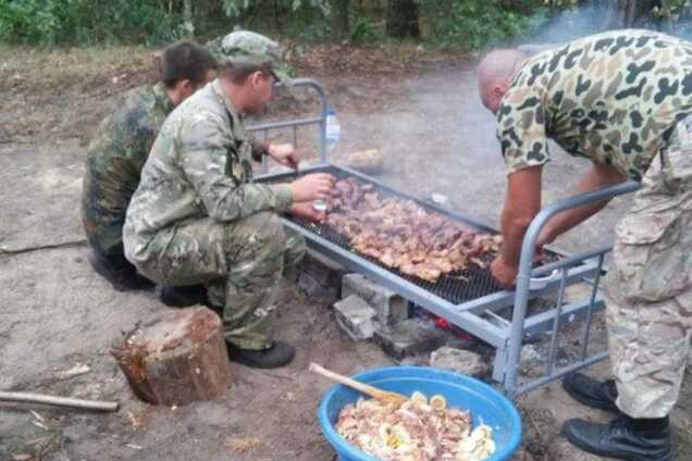 Українські військові їдять шашлик