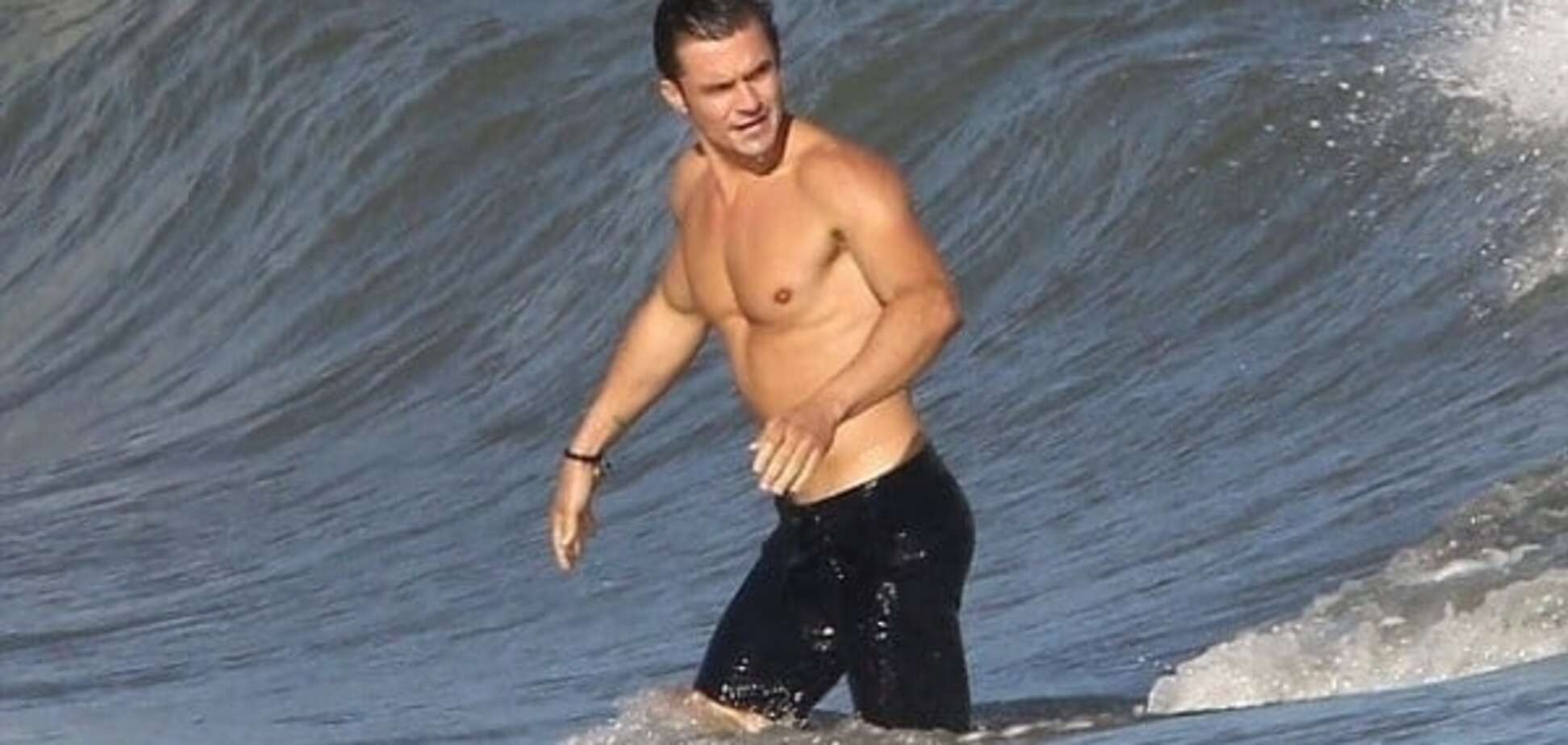 Орландо Блум засветился на пляже с друзьями