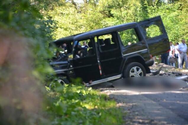 Взорванный внедорожник