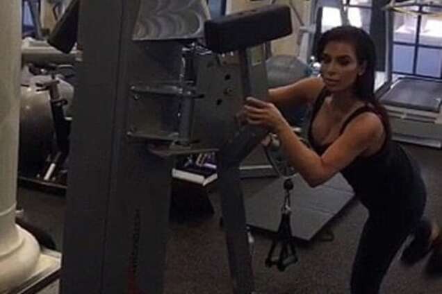 Ким Кардашьян усердно тренируется ради красивой фигуры: фотофакт