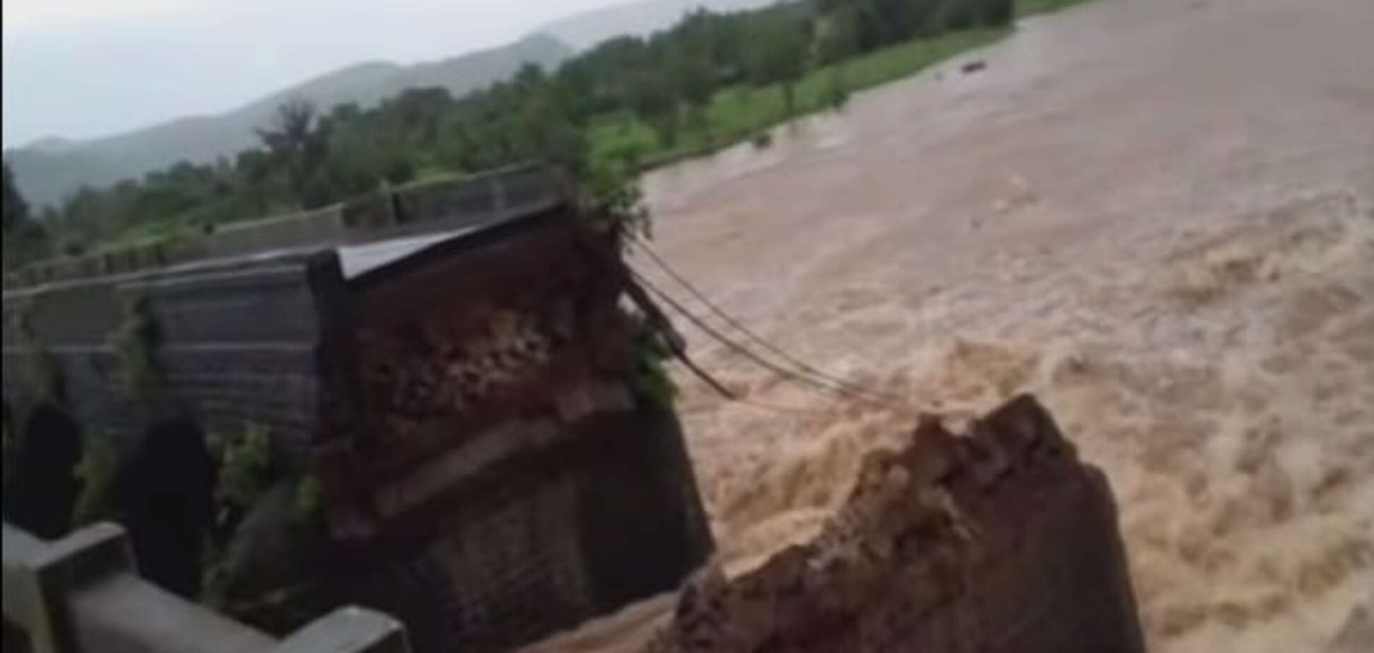 В Індії змило міст