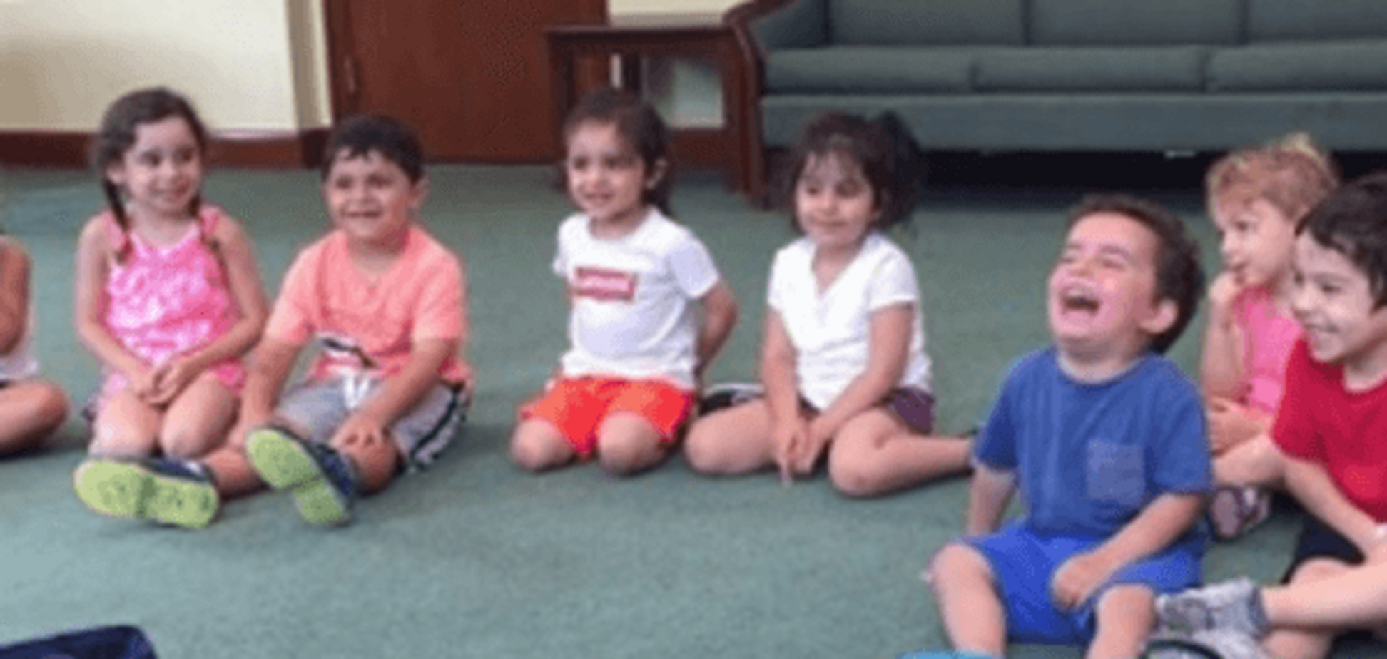 Мальчик с заразительным смехом развеселил сеть: опубликовано видео