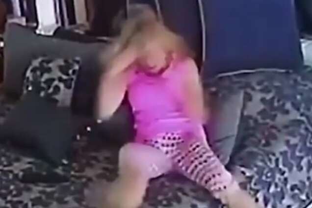 Девушка избивает себя