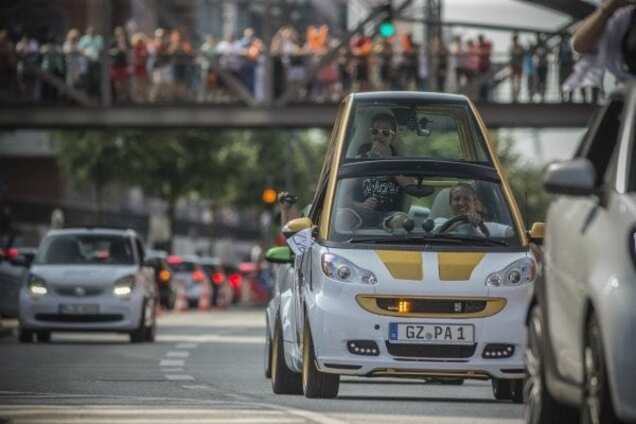 В Гамбурге состоялся рекордный парад компакт-каров Smart: фотофакт