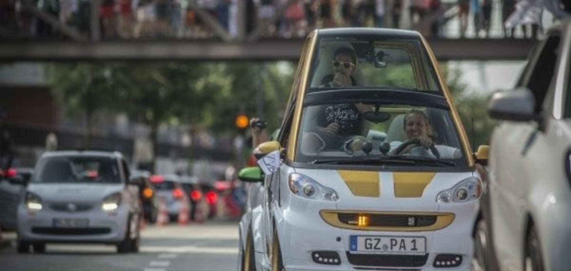 В Гамбурге состоялся рекордный парад компакт-каров Smart: фотофакт