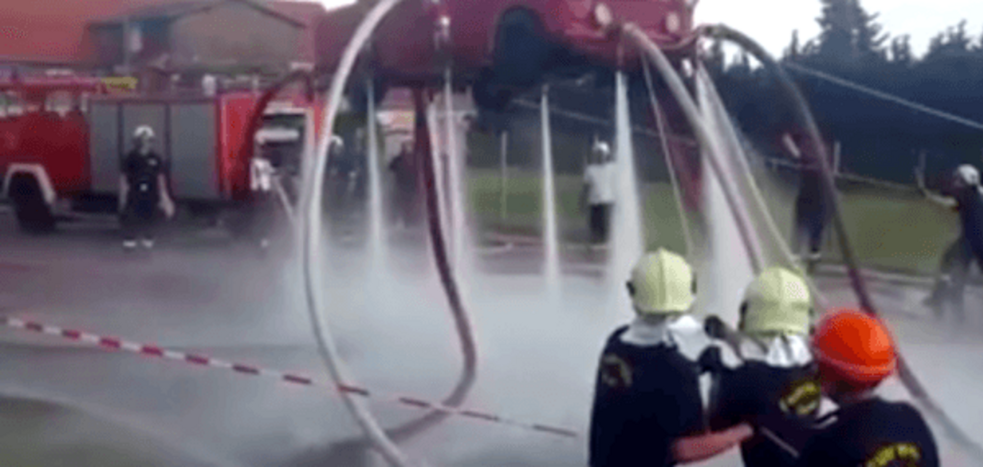 Невероятное зрелище: пожарные с помощью шлангов заставили летать автомобиль. Видеофакт