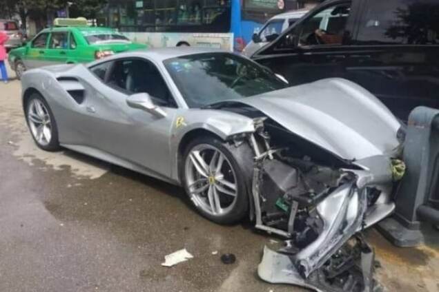 Хотели устроить гонки: в Китае суперкары Ferrari 488 GTB врезались друг в друга. Фото