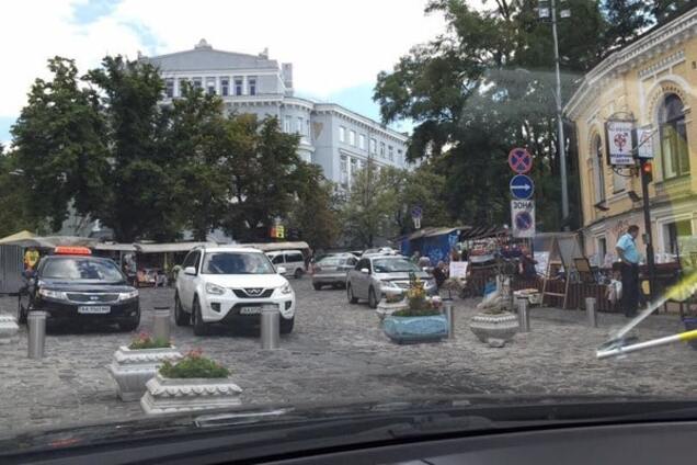 Андреевский спуск в Киеве: на улице засекли автохамов - водители,  автомобили, транспорт, боллард, клумба, проезд | Обозреватель | OBOZ.UA