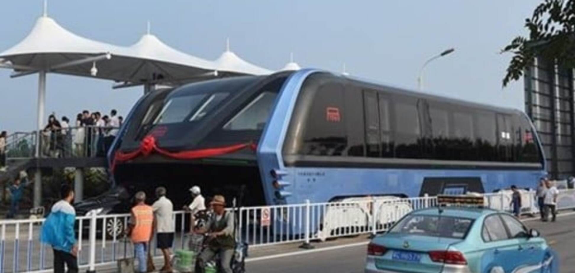 Автобус-портал: в Китае появилось новое транспортное средство