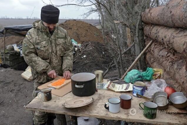 Украинским военным выделят больше питьевой воды, но урежут норму сала