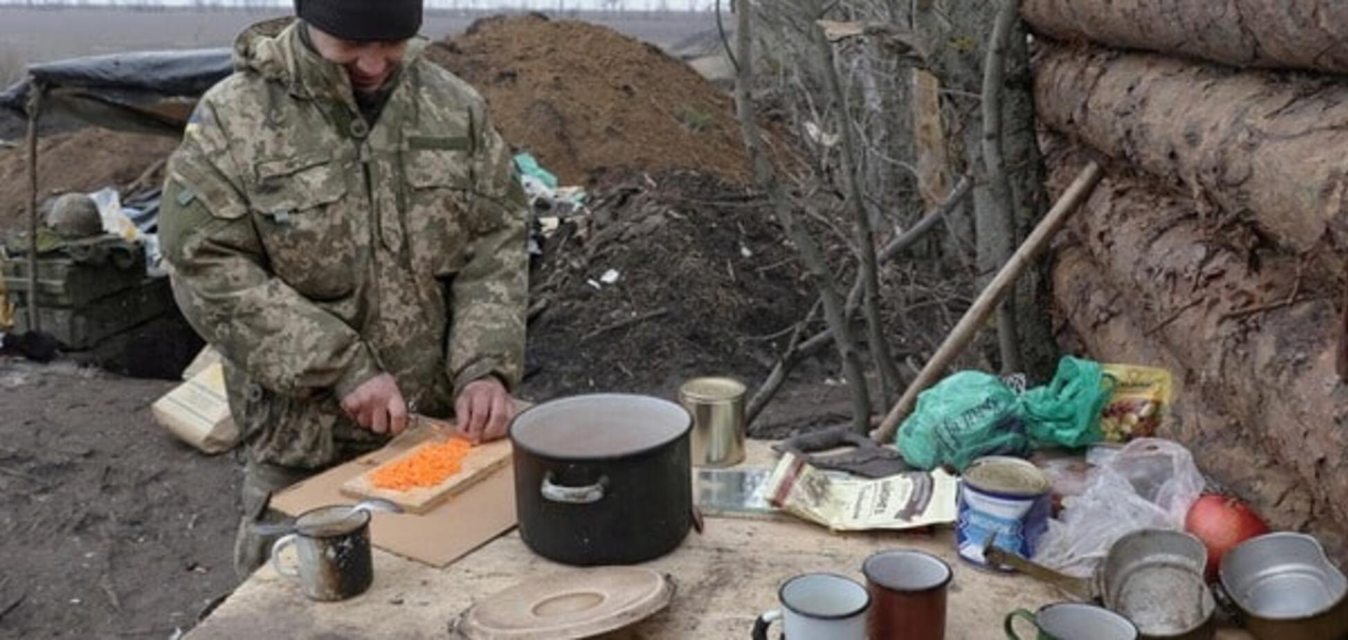 Украинским военным выделят больше питьевой воды, но урежут норму сала