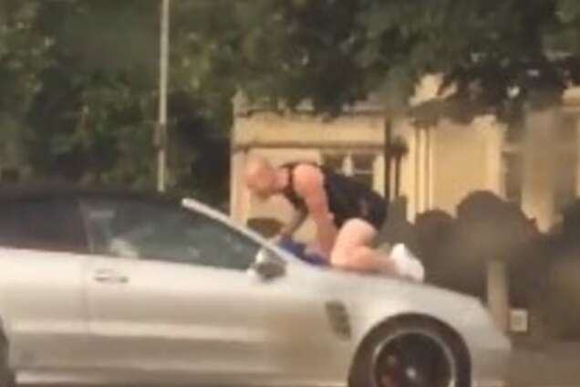 Мужчина атаковал автомобиль