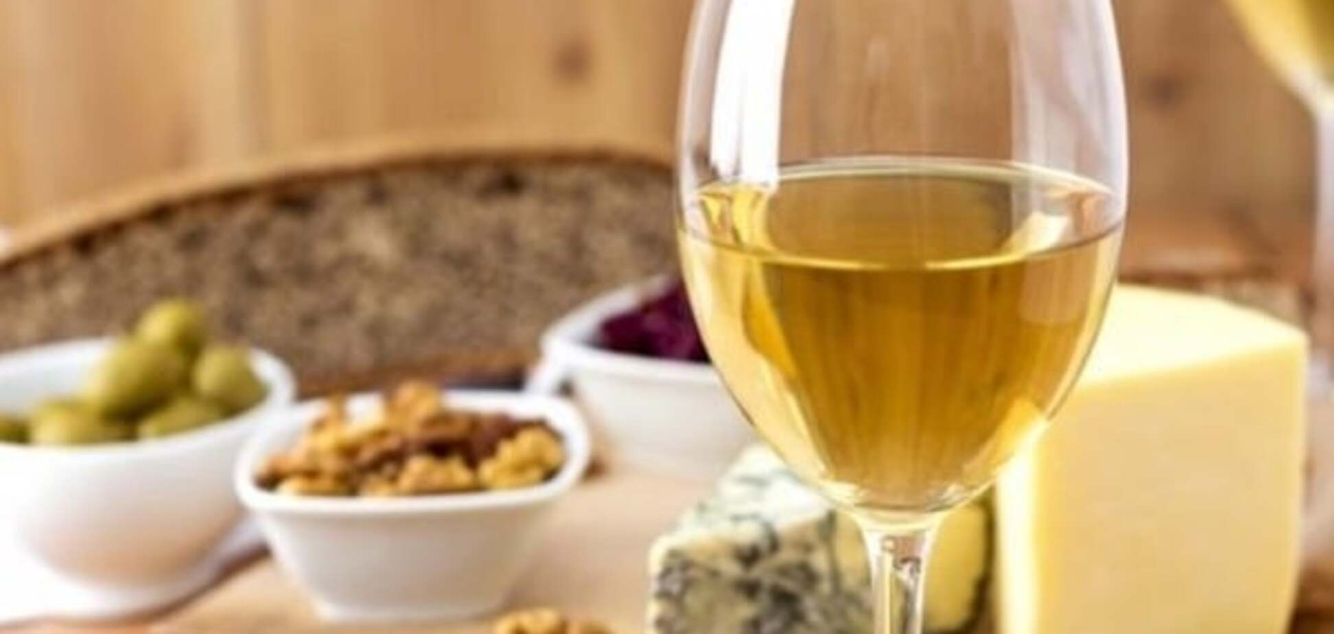 Медики рассказали, с каким продуктом рекомендуется употреблять белое вино