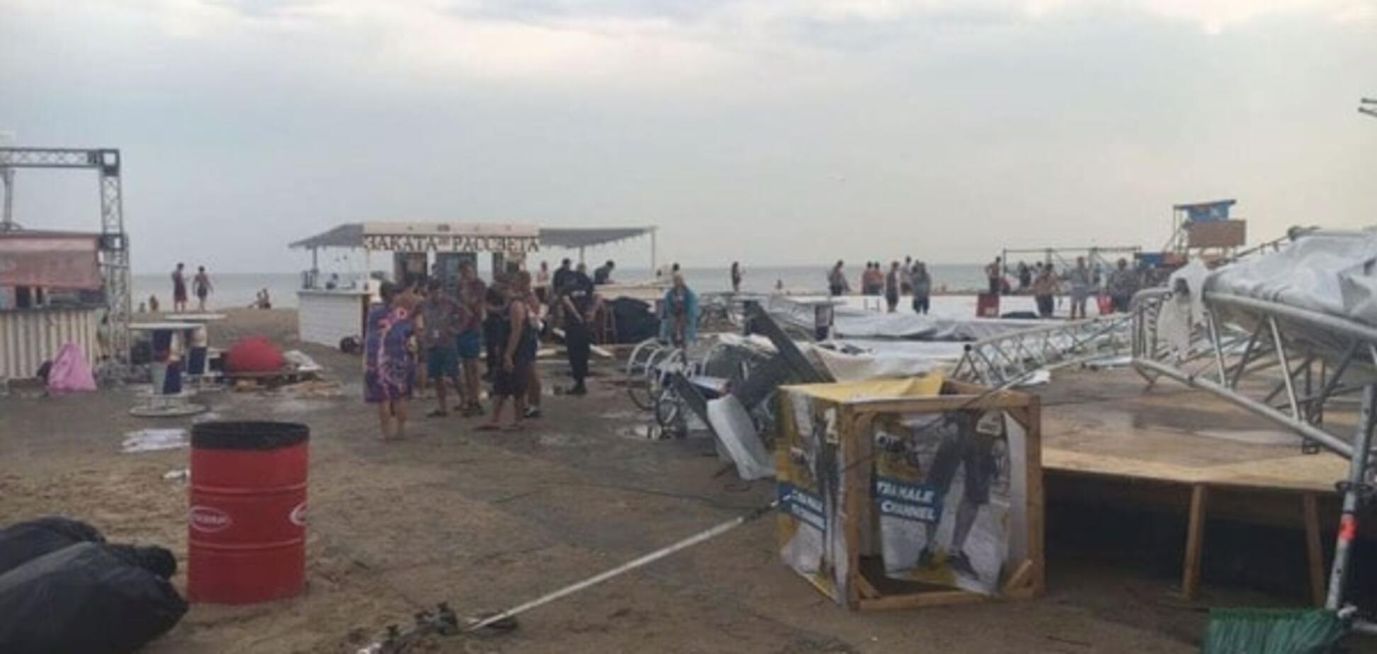 Разрушенная сцена фестиваля в Затоке