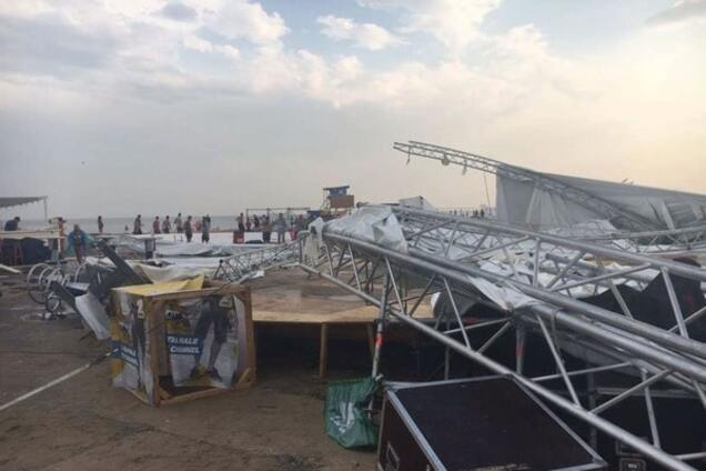 Разрушенная сцена фестиваля в Затоке