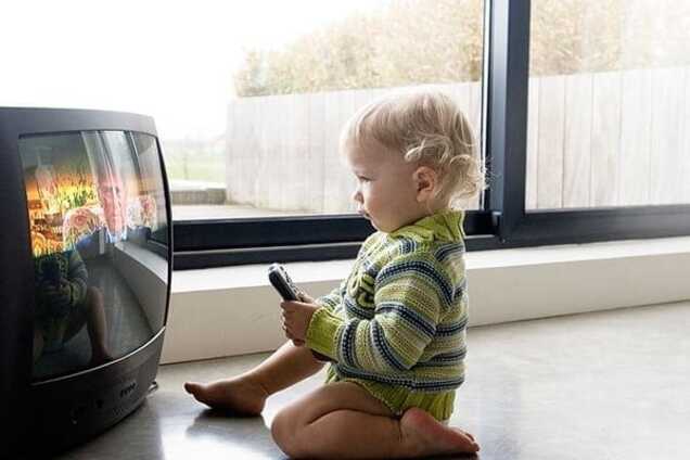 Кости детей становятся более уязвимыми из-за влияния телевизора