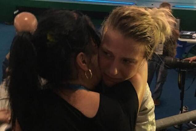 Олимпиада-2016. Кадр дня: заплаканная медалистка Харлан в объятиях мамы