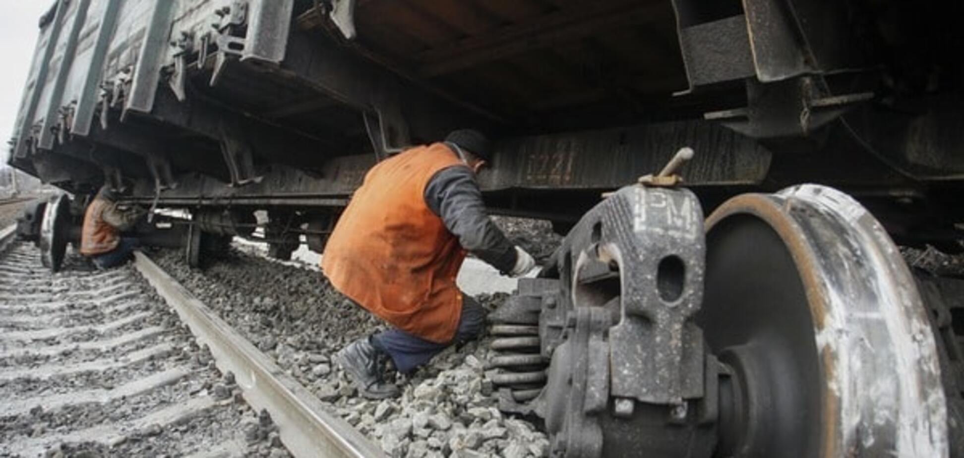 Сошедший с рельс вагон в Донецкой области
