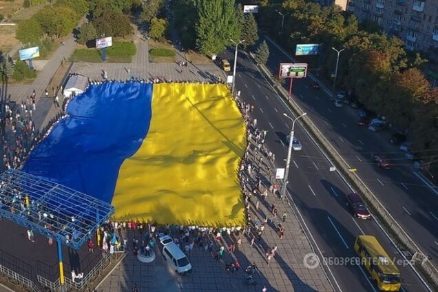 В Мариуполе на День города развернули самый большой флаг Украины. Опубликованы фото, видео