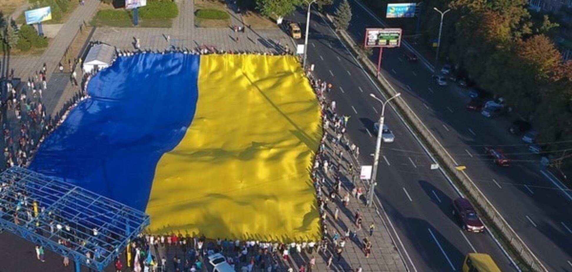 В Мариуполе на День города развернули самый большой флаг Украины. Опубликованы фото, видео