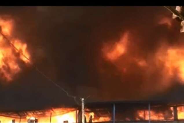 В Бангладеш масштабный пожар охватил фабрику: множество жертв и пострадавших. Опубликованы фото и видео