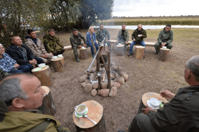 Рибалки в чистому одязі та юшка: соцмережі посміялися над відпочинком Путіна і Медведєва на острові Липно