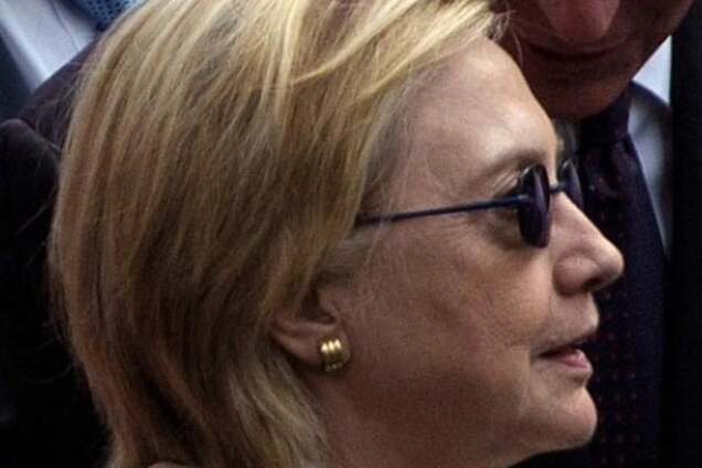 Подкосились ноги: Клинтон стало плохо на траурной церемонии в честь 11 сентября