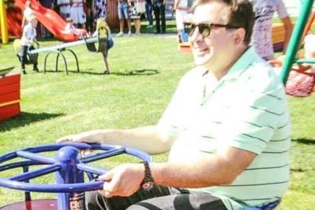 Карусель, карусель: сеть развеселил Саакашвили, впавший в детство. Фотофакт