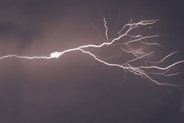 Заряджаються блискавкою: на Корсиці під час сильної грози відзняли НЛО
