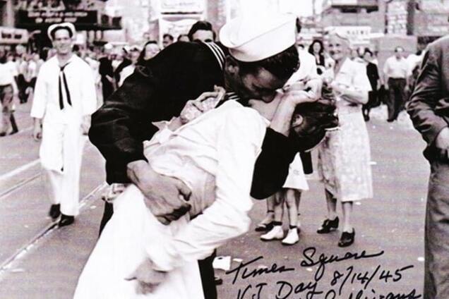 В США умерла медсестра с известного снимка поцелуя на Таймс-сквер